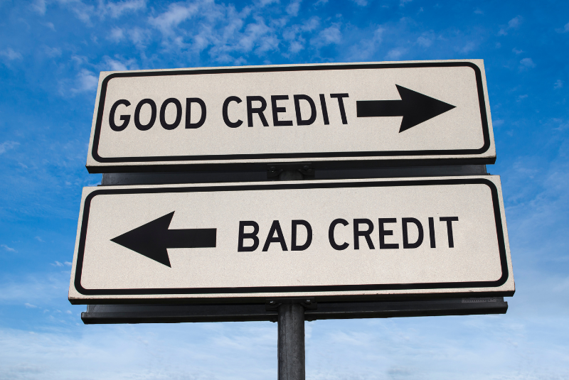 sign - good credit with arrow pointing right. Bad credit with arrow pointing left